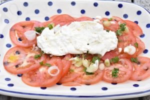 Tomatsalat med burrata - nem salat opskrift 