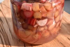 Råsyltede rabarber til salat & dessert - opskrift