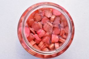 Råsyltede rabarber til salat & dessert - opskrift