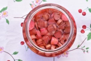 Råsyltede rabarber til salat & dessert - opskrift