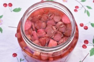 Råsyltede rabarber til salat & dessert - opskrift