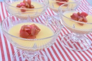 Panna cotta med råsyltede rabarber
