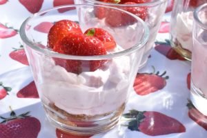 Jordbær cheesecake i glas uden husblas - nem
