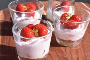 Jordbær cheesecake i glas uden husblas - nem