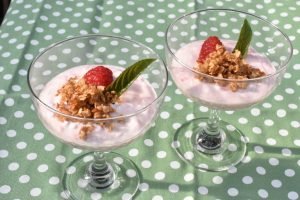 Sund dessert med græsk yoghurt & hindbær