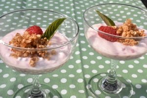 Sund dessert med græsk yoghurt & hindbær