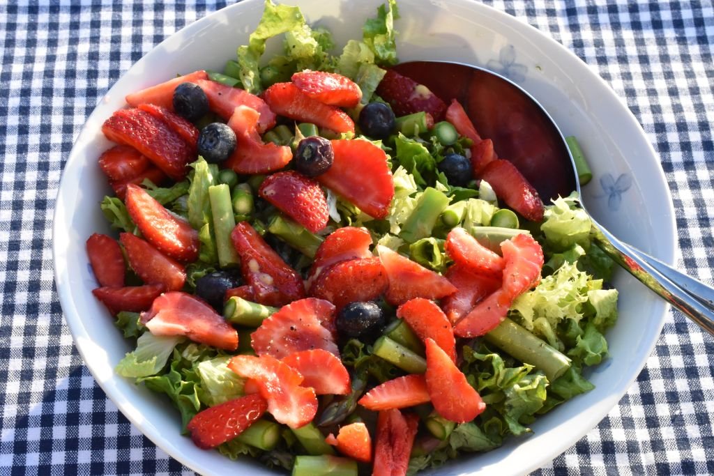 Salat med jordbær & asparges - sommersalat