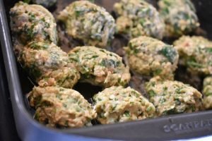 Kyllingefrikadeller med spinat & havregryn
