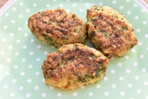 Kyllingefrikadeller med spinat & havregryn