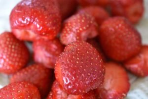 Jordbærsovs - nem frugtsovs til is & dessert