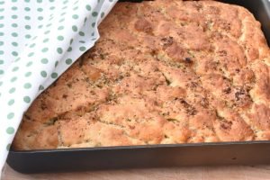 Koldhævet foccacia brød i bradepande - nemt