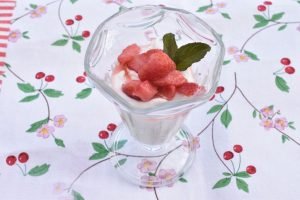 Nem mousse dessert med marinerede jordbær