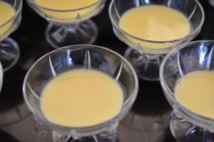 Panna cotta med råsyltede rabarber - nem