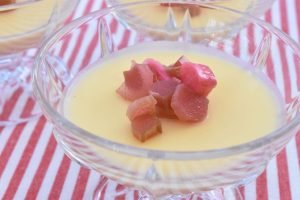 Panna cotta med råsyltede rabarber - nem