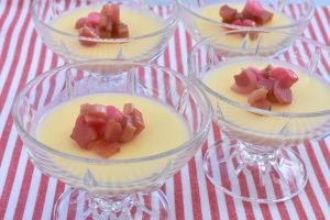 Panna cotta med råsyltede rabarber - nem