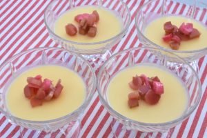 Panna cotta med råsyltede rabarber - nem