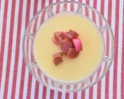 Panna cotta med råsyltede rabarber - nem