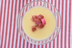 Panna cotta med råsyltede rabarber - nem