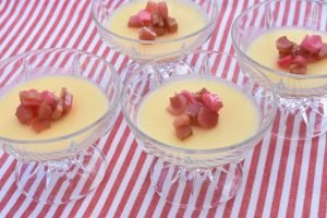 Panna cotta med råsyltede rabarber - nem
