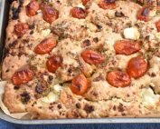 Nemt foccacia med feta & tomat i bradepande