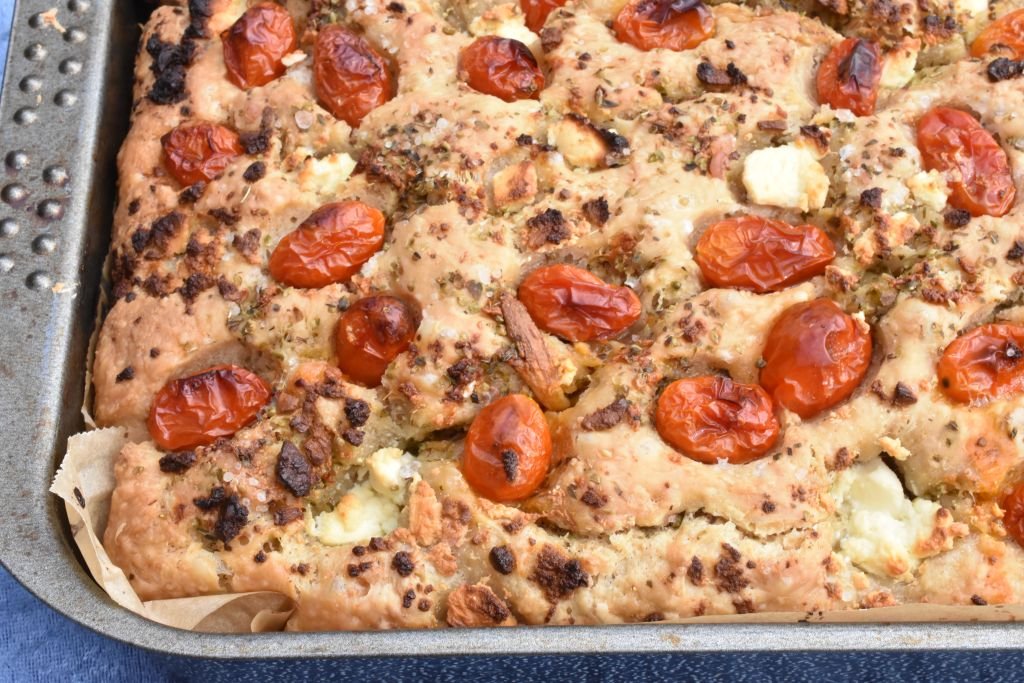 Nemt foccacia med feta & tomat i bradepande