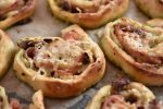 Nemme pizzasnegle med skinke - af færdigdej