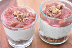 Nem cheesecake med rabarber & crumble drys