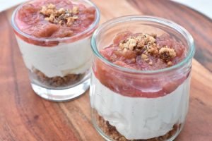Nem cheesecake med rabarber & crumble drys