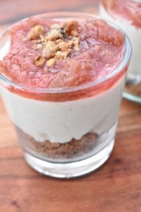 Nem cheesecake med rabarber & crumble drys