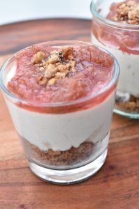 Nem cheesecake med rabarber & crumble drys