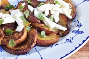 Stegte ferskner med mozzarella & honning