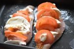 Hasselback kylling i fad m. tomat & mozzarella