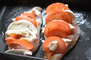 Hasselback kylling i fad m. tomat & mozzarella