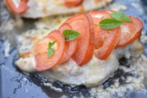 Hasselback kylling med mozzarella ost & tomat