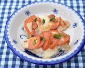 Hasselback kylling i fad m. tomat & mozzarella