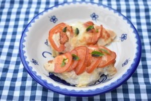 Hasselback kylling med mozzarella ost & tomat