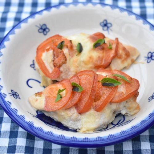Hasselback kylling i fad m. tomat & mozzarella