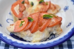 Hasselback kylling med mozzarella ost & tomat