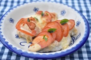 Hasselback kylling med mozzarella ost & tomat