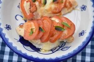 Hasselback kylling med mozzarella ost & tomat
