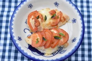 Hasselback kylling med mozzarella ost & tomat