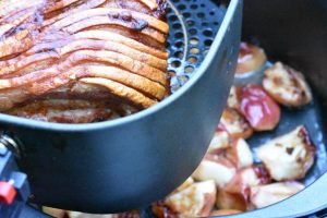 Æbleflæsk i airfryer - baconsteg med æbler