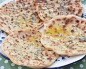 Naanbrød med hvidløg & ost - nem opskrift