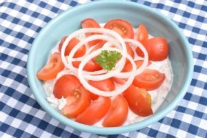 Sund tunsalat med skyr & tomat - nem opskrift