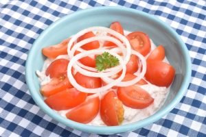 Sund tunsalat med skyr & tomat - nem opskrift