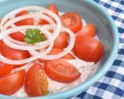 Sund tunsalat med skyr & tomat - nem opskrift