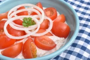 Sund tunsalat med skyr & tomat - nem opskrift
