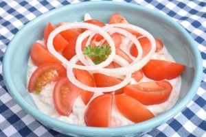 Sund tunsalat med skyr & tomat - nem opskrift