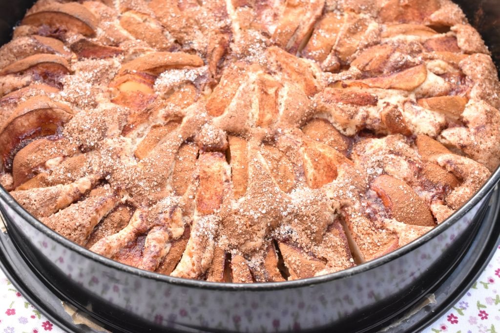 Gammeldags bagt æblekage i form - opskrift