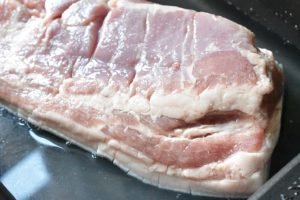 Ribbensteg med sprød svær - saftig & lækker 